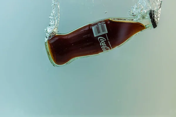 Vista Perto Garrafa Coca Cola Caindo Água Suécia Uppsala 2021 — Fotografia de Stock