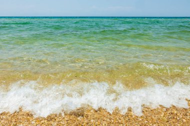 İnanılmaz güzellikte bir Akdeniz plajı. Gelen dalga görüntüsü. Güzel bir doğa geçmişi var. Yunanistan.