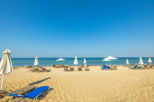砂のビーチで空のサンベッドや傘の美しい景色 ギリシャ — ストック写真