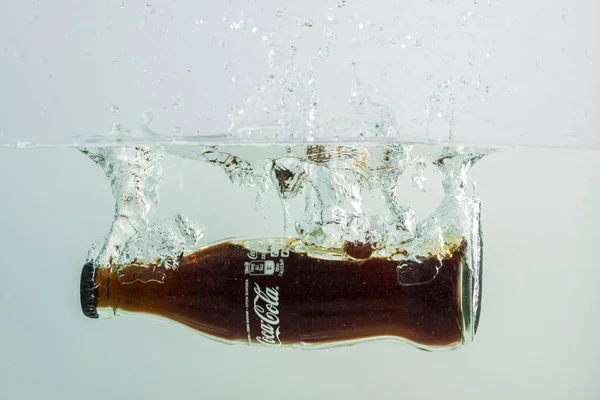 Закройте Вид Бутылку Кока Колы Падающую Воду Швеция Уппсала 2021 — стоковое фото