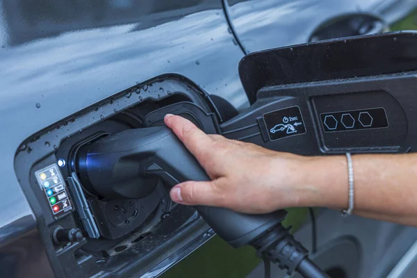 Vue Rapprochée Homme Branchant Câble Charge Une Voiture Depuis Une — Photo