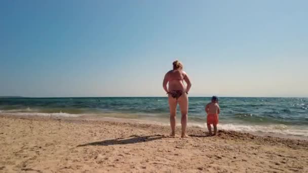 Čas Vypršel Ukazováním Lidí Pobřeží Písečné Pláže Krásný Výhled Moře — Stock video