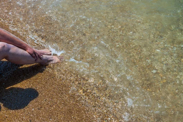 Close View Female Sitting Sand Beach Legs Oncoming Wave Greece — Stock Photo, Image