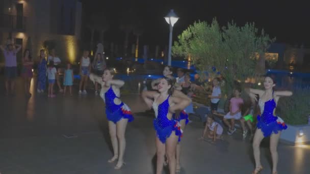 Cortometraje Que Muestra Hermosas Bailarinas Actuando Frente Turistas Con Programa — Vídeo de stock