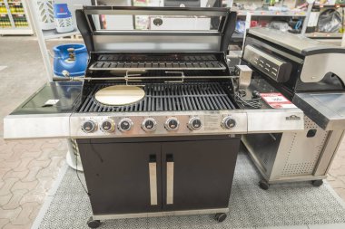 Özel kullanım için modern gaz ızgarasını kapatın. Sağlıklı yemek. İsveç. Uppsala. 08.18.2021.