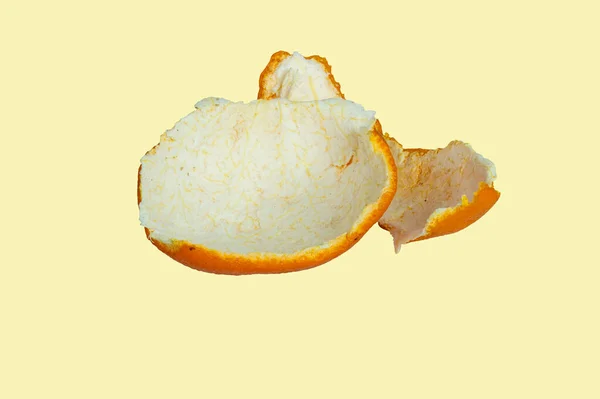 Widok Bliska Skórki Pomarańczy Żółtym Tle Izolowane — Zdjęcie stockowe