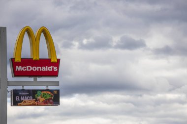 Beyaz bulutların arkasındaki McDonald 's logotype tahtasının güzel manzarası. İsveç. Uppsala. 08.23.2021.