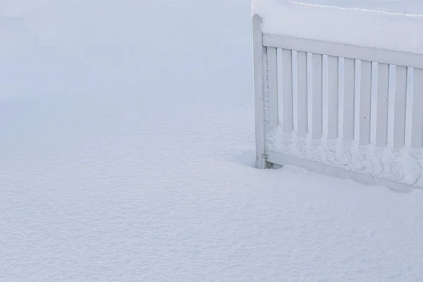 겨울의 아름다운 울타리 눈으로 덮였습니다 스웨덴 — 스톡 사진