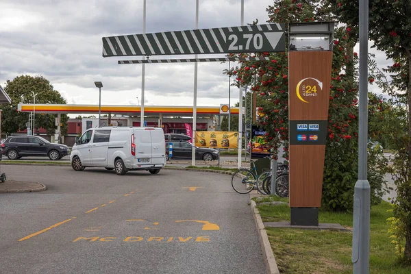 Вид Снаружи Автозаправочной Станции Возможностью Зарядки Бензином Электричеством Швеция Уппсала — стоковое фото