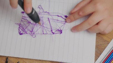 Kısa film, sevimli çocuk ellerini 3 boyutlu kalemle çizerken gösteriyor. Eğitim hobisi teknoloji konsepti. İsveç. 