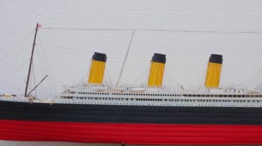 Beyaz arka plan üzerinde izole Titanic'in güzel el yapımı model. 