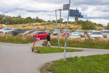 Yaz günü Walker 'la gezen kadının görüntüsü. İsveç. Uppsala. 08.29.2021.