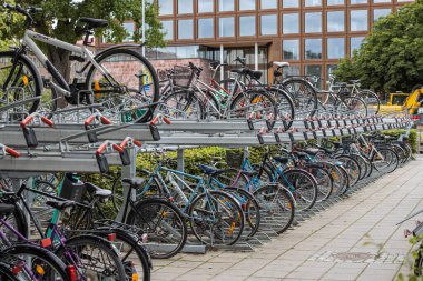 Uppsala, İsveç ve Avrupa 'da bisiklet parkı manzarası çok güzel. Sağlıklı yaşam tarzı kavramı. 08.29.2021.