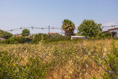Dikenli metal tellerle çevrili alanın yakın görüntüsü. Yunanistan. 