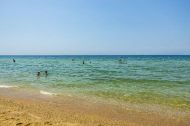 Yunanistan 'ın muhteşem beyaz kumlu plajı. Turkuaz deniz suyu ve mavi gökyüzü. Güzel arka plan. Yunanistan. 