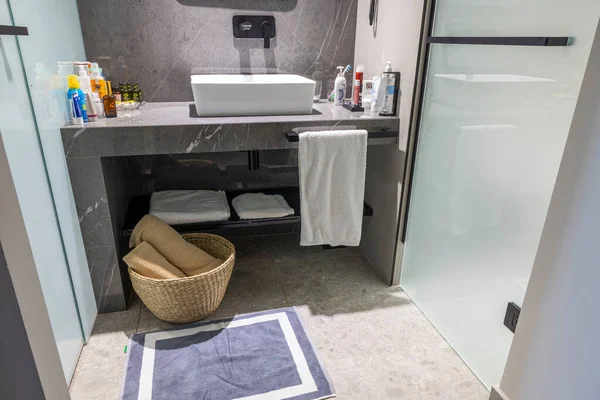 Temiz Havluları Olan Sepeti Kapat Otel Banyosunda Turistler Için Bulaşık — Stok fotoğraf