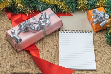 Kalem ve kitap masaüstüyle birlikte tatil kutularında duran hediyelerin görüntüsü. Noel tatili kavramı. Kartpostal İsveç.