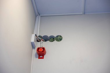 Kablolama, duvar kabloları ve yangın alarmı için dört kablo kanalını kapatın. İsveç. 