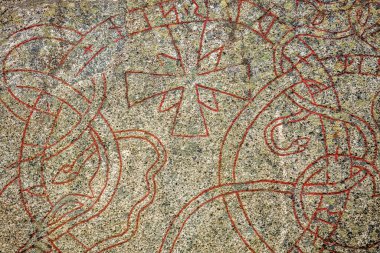 MS 1000lerden kalma yazıtlarla Runik Taş 'ın yakın görüntüsü. İsveç. 