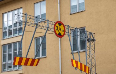 Yol tabelasının yakın görüntüsü. İsveç. 