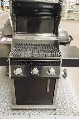 Özel kullanım için modern gaz ızgarasını kapatın. Sağlıklı yemek. İsveç. Uppsala. 08.18.2021.