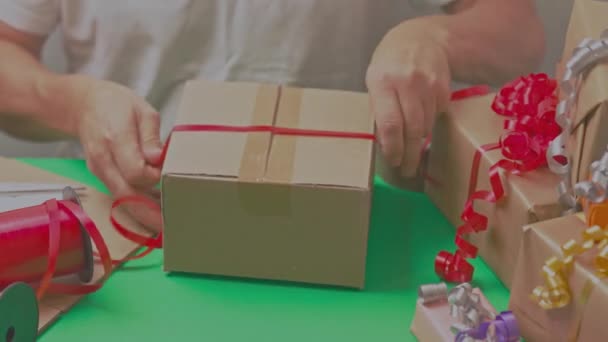 クリスマスの贈り物を詰め男のビュー クリスマス休暇のコンセプト 郵便はがきだ スウェーデン — ストック動画