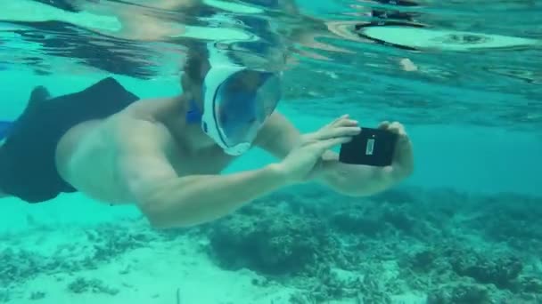 Vista Perto Homem Com Telefone Celular Filmando Sob Água Snorkel — Vídeo de Stock