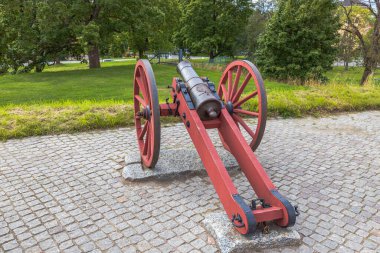 Ünlü Uppsala Kalesi Parkı 'ndaki antik topun güzel manzarası.