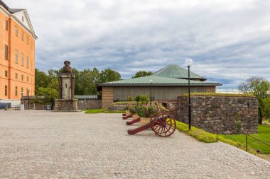 Ünlü Uppsala Castle Park 'taki antik topların güzel manzarası. İsveç. Uppsala. 