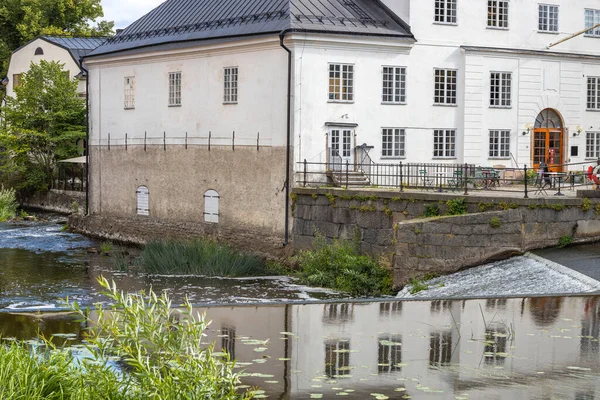 Nehrin Kenarındaki Eski Binaların Yeşil Ağaçların Güzel Manzarası Avrupa Sveç — Stok fotoğraf