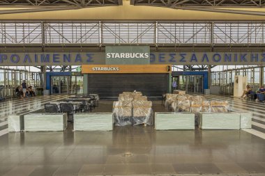 COVID-19 salgını sırasında Selanik Havaalanı 'ndaki Starbucks Kahve Restoranı' nın dış görüntüsü. Yunanistan. Selanik. 08.15.2021.