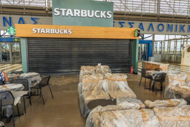 Starbucks Kahve Lokantası 'nın dış manzarasını kapatın. Kapalı masa ve sandalyeler, salgın hastalık zamanı altında. Selanik. Yunanistan. 08.15.2021.
