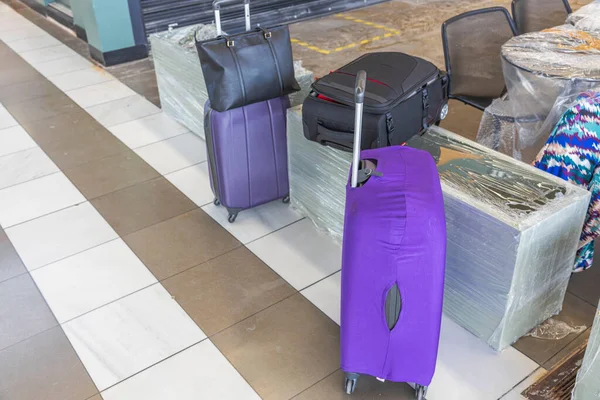 Nahaufnahme Der Gepäckstücke Der Nähe Des Wartenden Passagiers Griechenland — Stockfoto