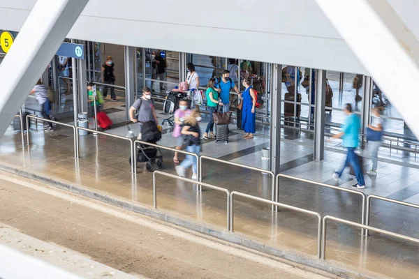 在机场大楼里散步的景象 运输概念 克里斯蒂 塞萨洛尼基09 2021 — 图库照片