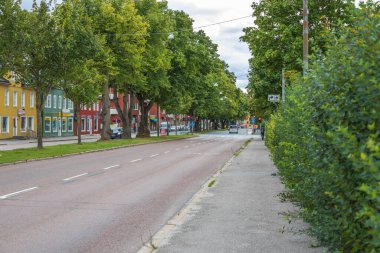 Şehir manzarası yeşil ağaçlar üzerinde bisiklet ve arabaları gösteriyor. İsveç. Uppsala. 09.12.2021.