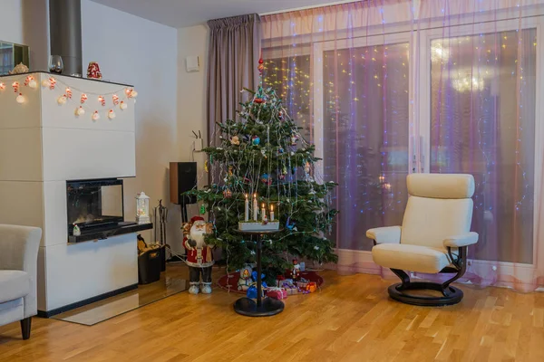 房间的美丽景色和第四年圣诞节的装饰 圣诞节的背景 — 图库照片