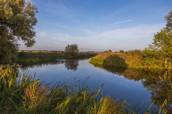 Красивый Осенний Пейзаж Маленькая Река Вдоль Поля Сливается Голубым Небом — стоковое фото