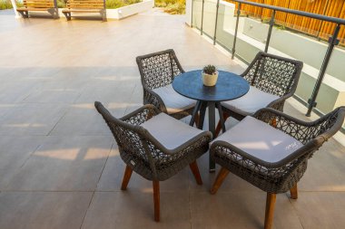 Güneşli bir günde dışarıdaki kafenin manzarası çok güzel. Yunanistan.