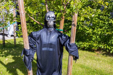 Cadılar Bayramı kutlaması için güzel geleneksel dekoratif öğeler iskeleti. Güzel cadılar bayramı geçmişleri. İsveç.