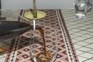 Soda bardağa dökülüyordu. Sağlıksız içki konsepti. İsveç.