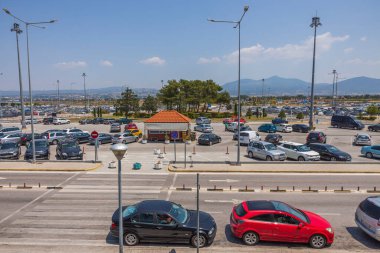 Selanik Havaalanı 'nın güzel park yeri ve dış manzarası. Yunanistan. Selanik. 09.14.2021.