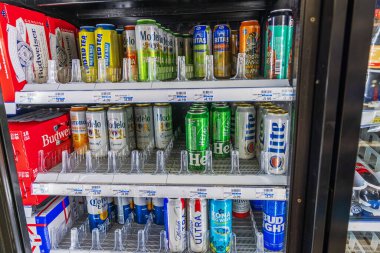CVS süpermarkette Heineken, Budweiser ve Modelo gibi çeşitli bira kutularının olduğu buzdolabı manzarasını kapat. Miami Plajı. ABD. 