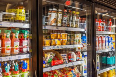 CVS süpermarketindeki soğutulmuş rafları içecek, yoğurt ve süt ürünleriyle kapatın. Miami Plajı. ABD. 