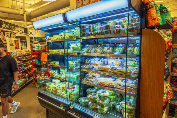 Отображение свежих сэндвичей и фруктовых салатов на полках холодильников в супермаркете CVS. Майами Бич. США. 