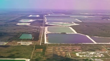 Miami 'ye doğru inen uçak, aşağıdaki büyük su havzalarını ve yeşil kara bloklarını net bir şekilde görüyor. Miami mi? ABD.