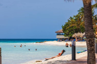 Turkuaz Karayip Denizi 'nden gelen turistlerin palmiye ağaçlarının arka planında dinlendiği Kartal Sahili çok güzel bir manzara.. 