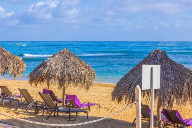 Arka planda saman şemsiyeler ve şezlonglarla Atlantik Okyanusu 'nun güzel manzarası. Punta Cana. Dominik Cumhuriyeti.