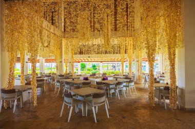 Dekoratif deniz kabukları asılarak parlak tropikal atmosfer yaratan otel restoranının güzel manzarası. Punta Cana. Dominik Cumhuriyeti.