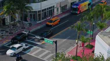 Collins Bulvarı 'nı ve trafiğin ve yayaların kesiştiği 20. Cadde kavşağını kapatın. Miami Plajı. ABD. 