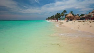 Karayip Denizi 'ndeki Kartal Sahili manzarası turkuaz su, beyaz kum ve dinlenen turistler.. 
